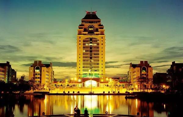 高考法学院校如何选择,哪些法学院校保一志愿