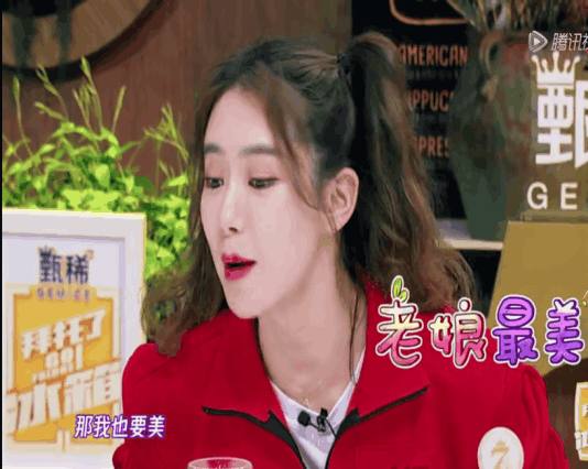 戚哥气场十足,戚薇戚哥白色西装气场十足