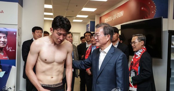 文在寅安慰孙兴慜,孙兴慜哭了德布劳内安慰