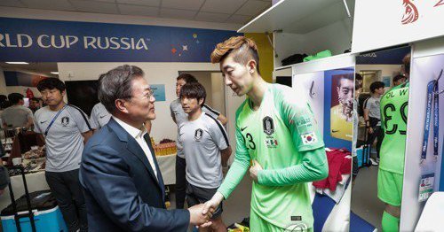 文在寅安慰孙兴慜,孙兴慜哭了德布劳内安慰