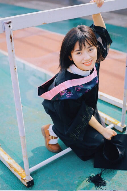 沈月时尚写真清纯短发充满少女感,沈月校服造型短发