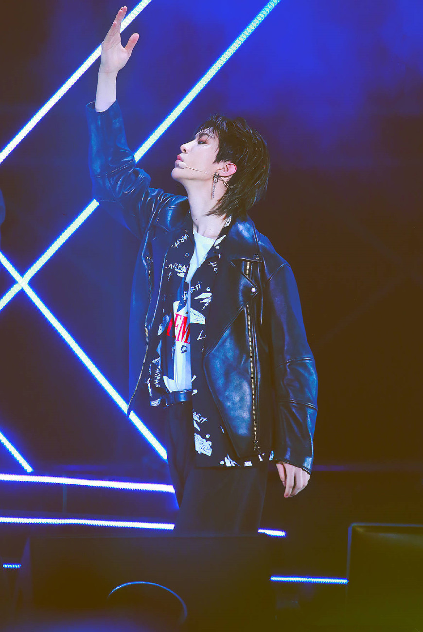 乐华七子广州见面会范丞丞露腹肌,乐华娱乐上海见面会范丞丞