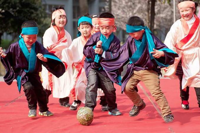 蹴鞠和足球有没有关系,现代足球跟蹴鞠有关系吗