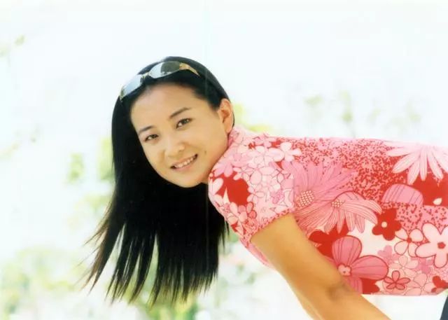 脸大脖子粗短怎么穿衣,脸大脖子粗短适合什么发型