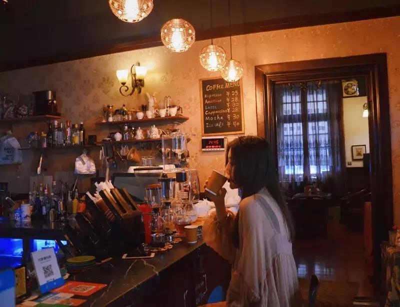 武汉美食必吃推荐粮道街饼夹烧卖,武汉一元路怪味烧饼几点开门