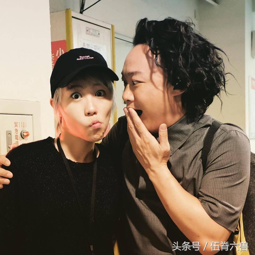 坐经济舱一看旁边是“天后女儿”，随手带10块钱水杯成亮点！