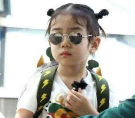 戚薇与老公李承铉晒出写真照，好养眼！女儿摘掉墨镜后，都笑了