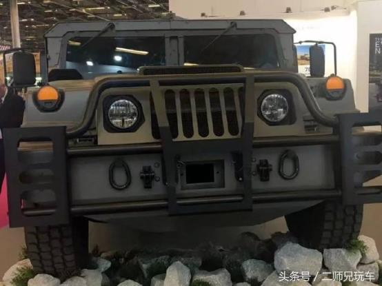 坚固无比强悍的越野坦克,军用装甲车越野能力有多强大