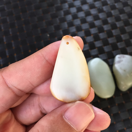 和田玉怎么分辨才是真正的和田玉,新疆和田玉和和田玉有什么区别