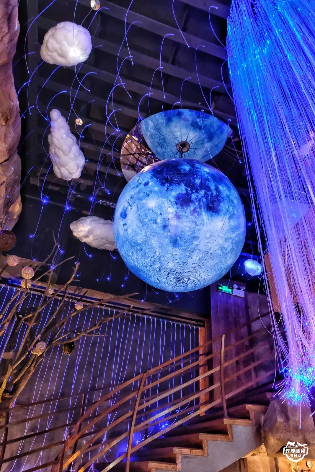 情怀总被烂梗消费,网红串串店长沙