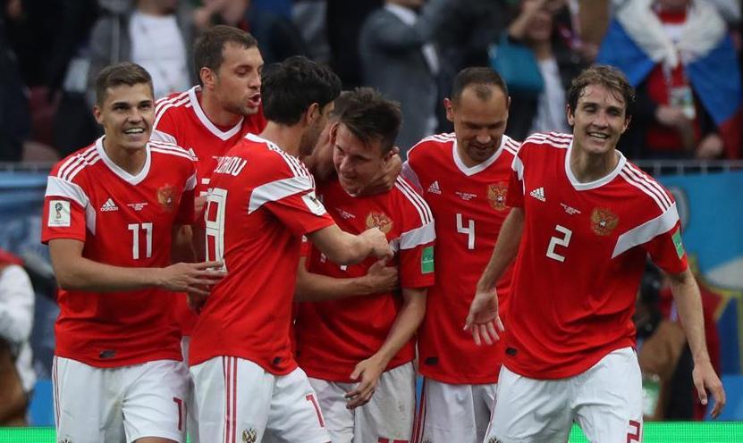 苏亚雷斯凌空任意球,苏亚雷斯俄罗斯任意球贴地斩