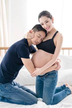 女星嫁入豪门和富豪老公上节目，前男友在场仍说老公是初恋