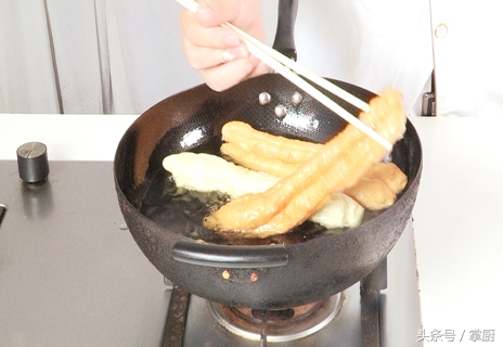 自制放心的油条配方跟着做零失误,最简易的油条配方和做法