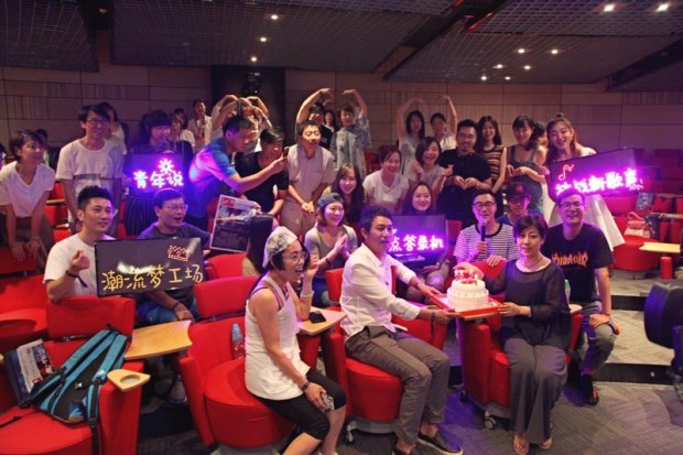 张杰关晓彤同框,张杰鸟巢演唱会关晓彤