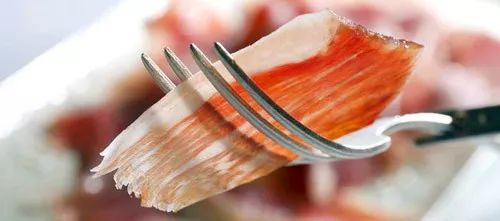 「昕薇FM」一杯红酒，一碟橄榄，一盘刚刚切好的火腿，这便是一个不可多得的属于西班牙的下午！