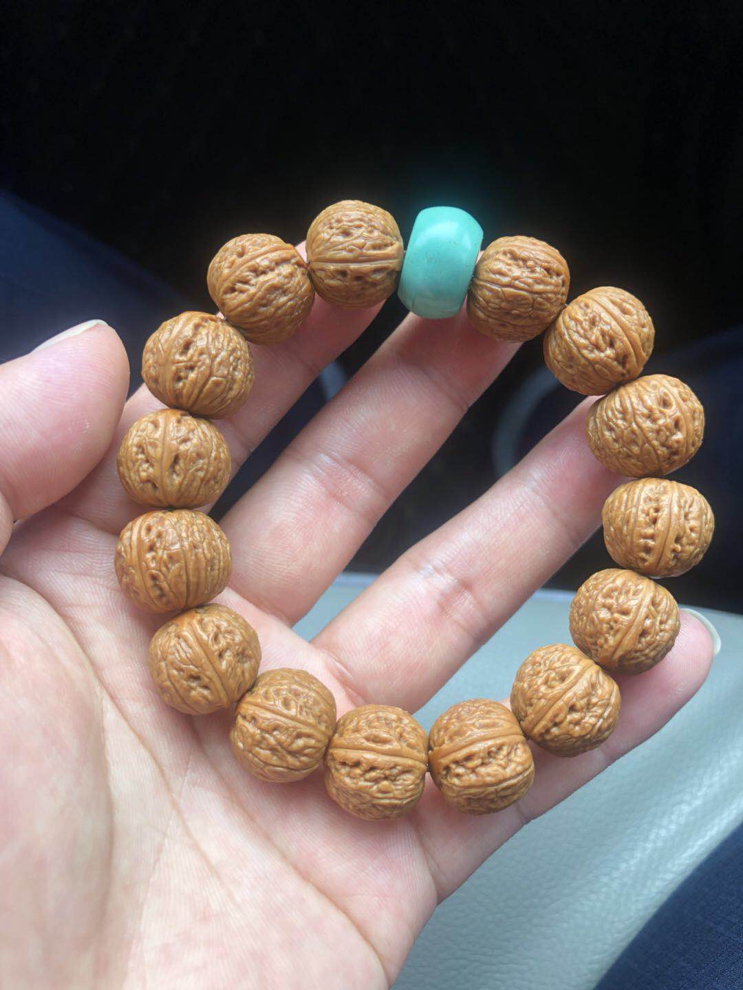 文玩市场淘鬼脸小核桃手串,十棱文玩小核桃手串哪产的