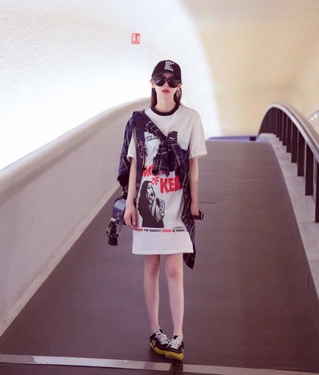 戚薇衬衫写真,戚薇穿搭格纹衬衣