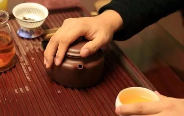 紫砂壶价格鉴定方法有哪些呢,紫砂壶鉴定方法及价格