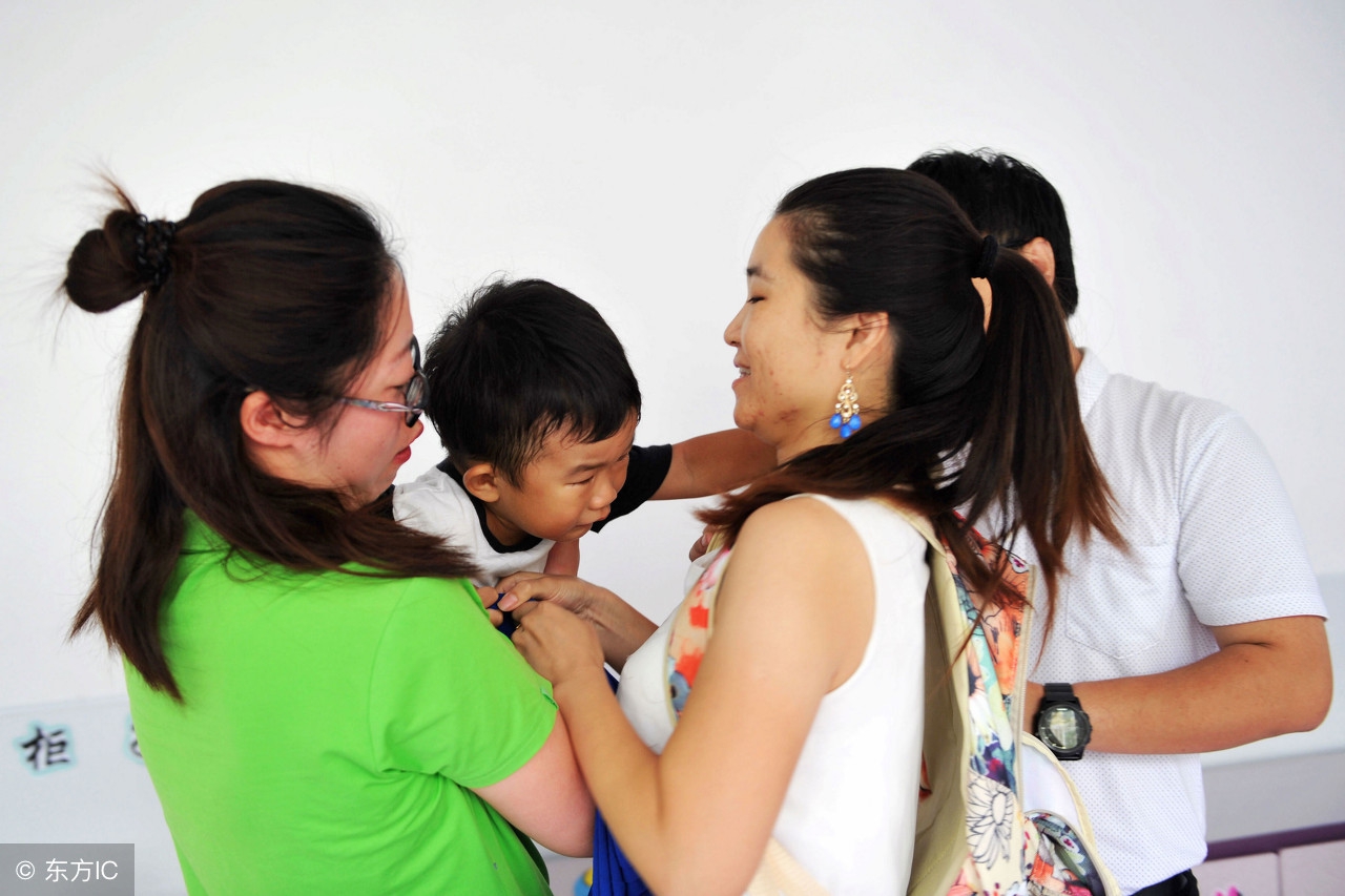 孩子被欺负不想上幼儿园怎么办,孩子被欺负了不肯跟家长说怎么办