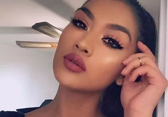 唇釉口红两支,唇釉和口红收纳一大堆