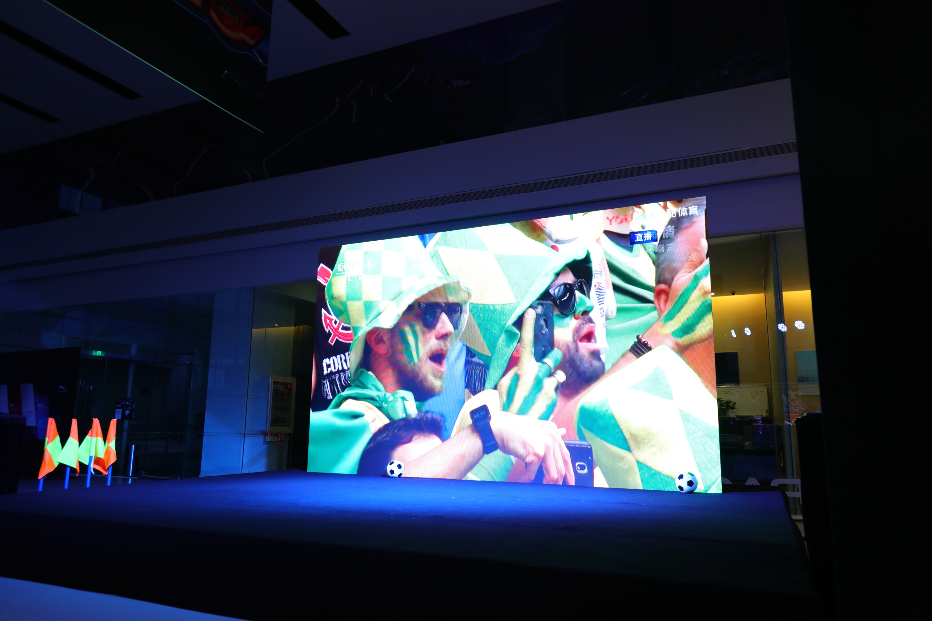 点燃世界杯足球狂欢夜捷豹XEL猎夜行动昆明路捷开启