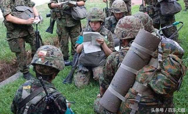 日本女兵为什么喜欢小背包,日本女兵背一个包包