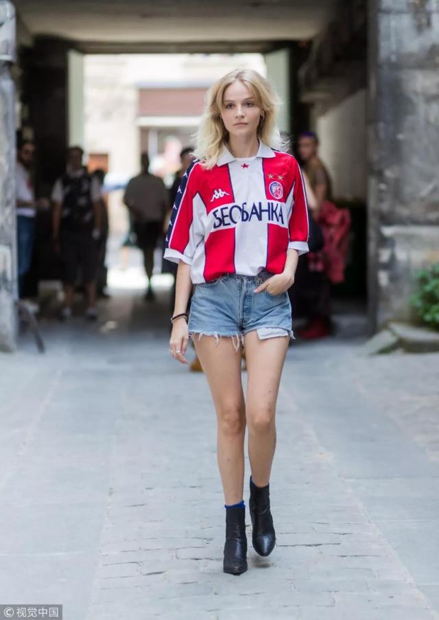 为了捍卫女性的尊严和魅力，穿套Fashion运动装来看世界杯！