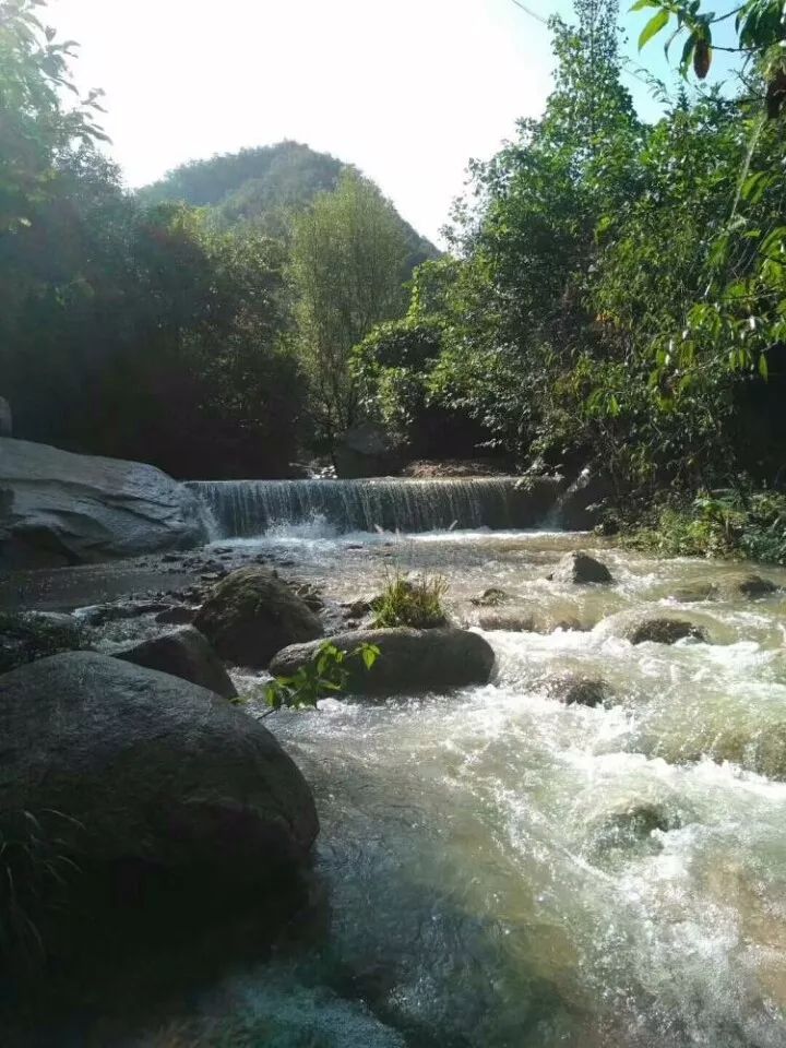 这里有十里亲水画廊,在海拔1400米的地方看世界杯,赏流泉飞瀑