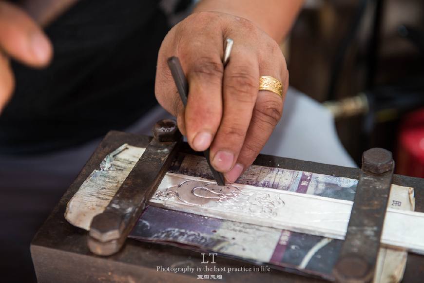 银饰匠人收入,老银匠加工手工银饰