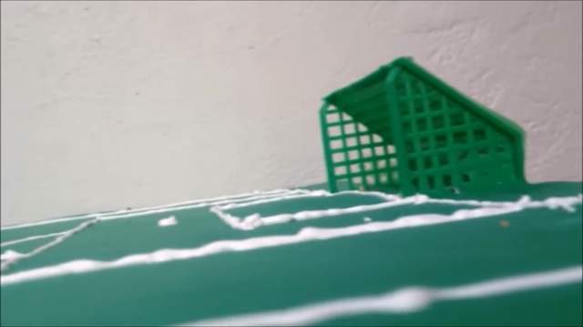 为了帮助盲人朋友感受世界杯，这几个外国人发明了这个足球场！