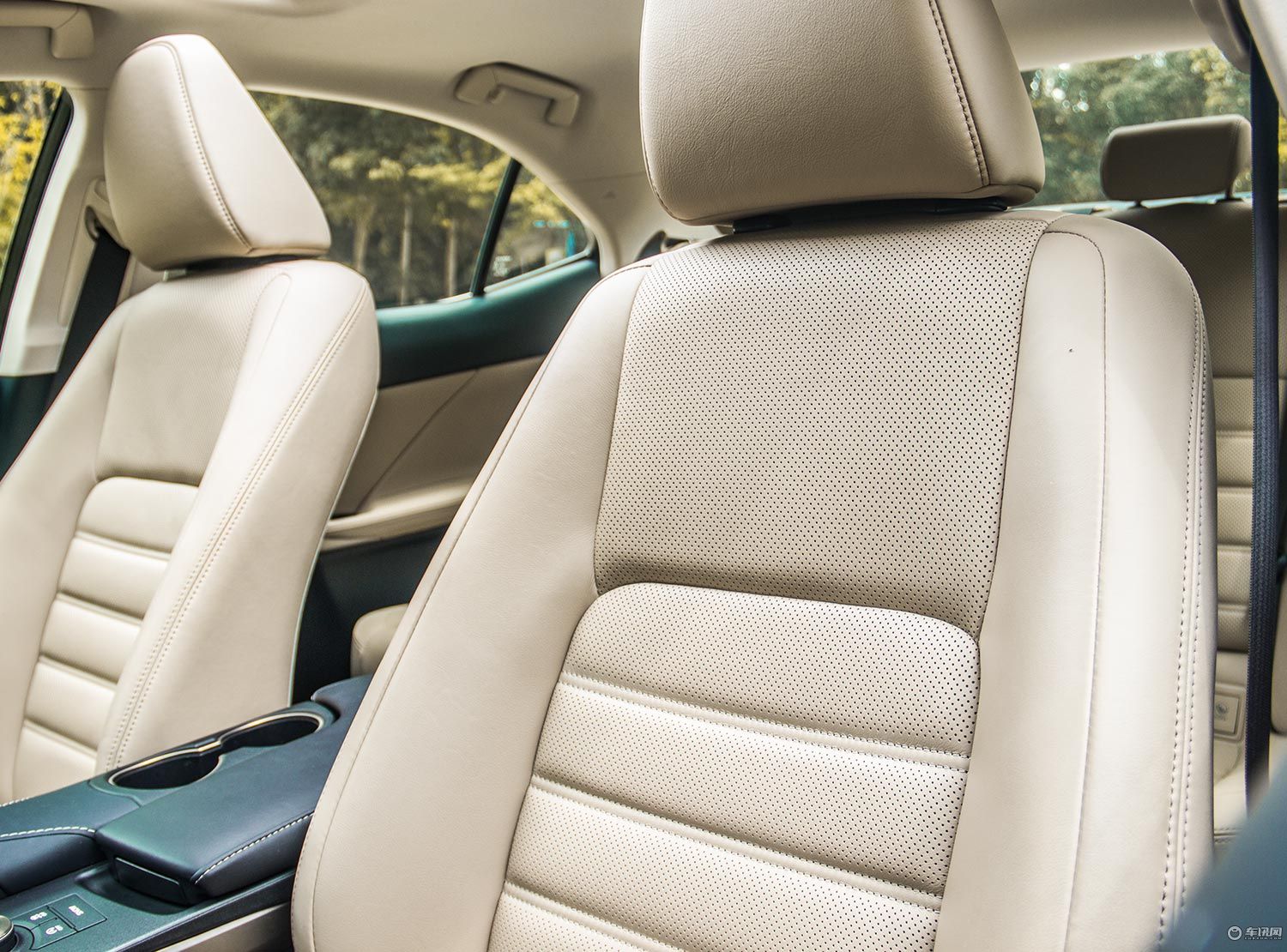 这款高颜值轿车不只男人喜欢女孩看了也瞬间心动实拍雷克萨斯IS