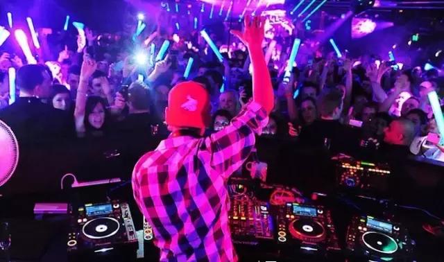 喝了“*身失**酒FourLoko“，请你不要奔向他的床