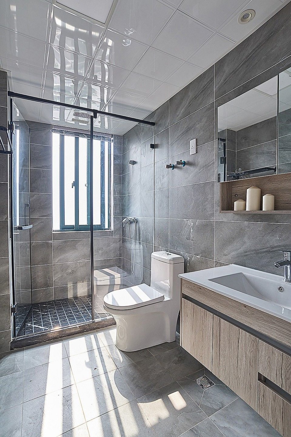 西边户客厅大飘窗西晒厉害吗,朝西客厅怎么解决西晒