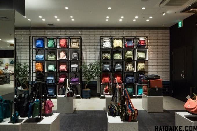 日本的袋子品牌“Anello”大阪旗舰店买“喉舌帆布背包”限量款