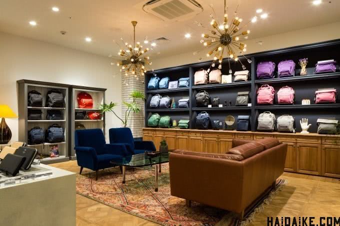 日本的袋子品牌“Anello”大阪旗舰店买“喉舌帆布背包”限量款