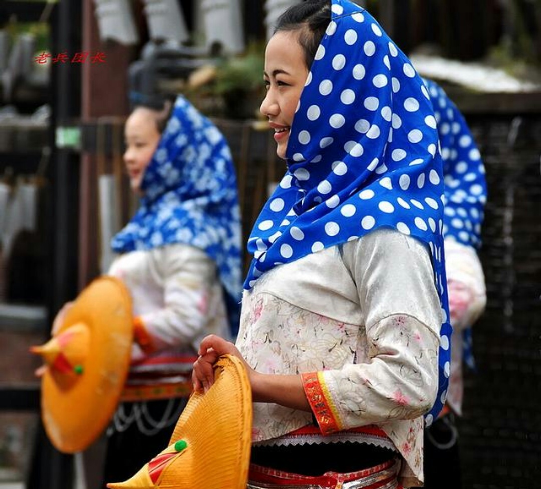 福建民俗奇观夫妻路上遇到不相识，崇武古城探秘三大渔女之惠安女