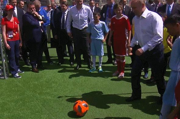 普京射门,普京一人挑战半个球的震撼视频