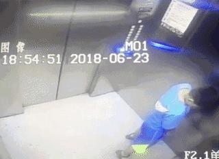 熊孩子电梯里撒尿,妈妈的做法获赞千万:好孩子就是这么教出来的