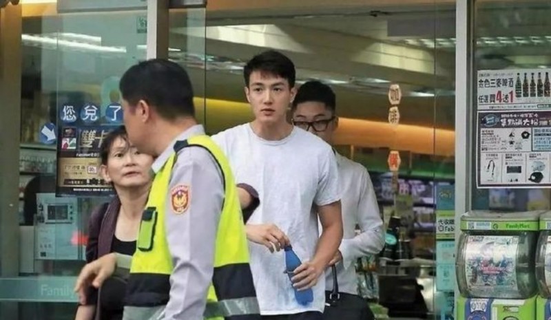 39岁流行天后频施“换脸*法大**”，网友：果真是一入整形深似海！