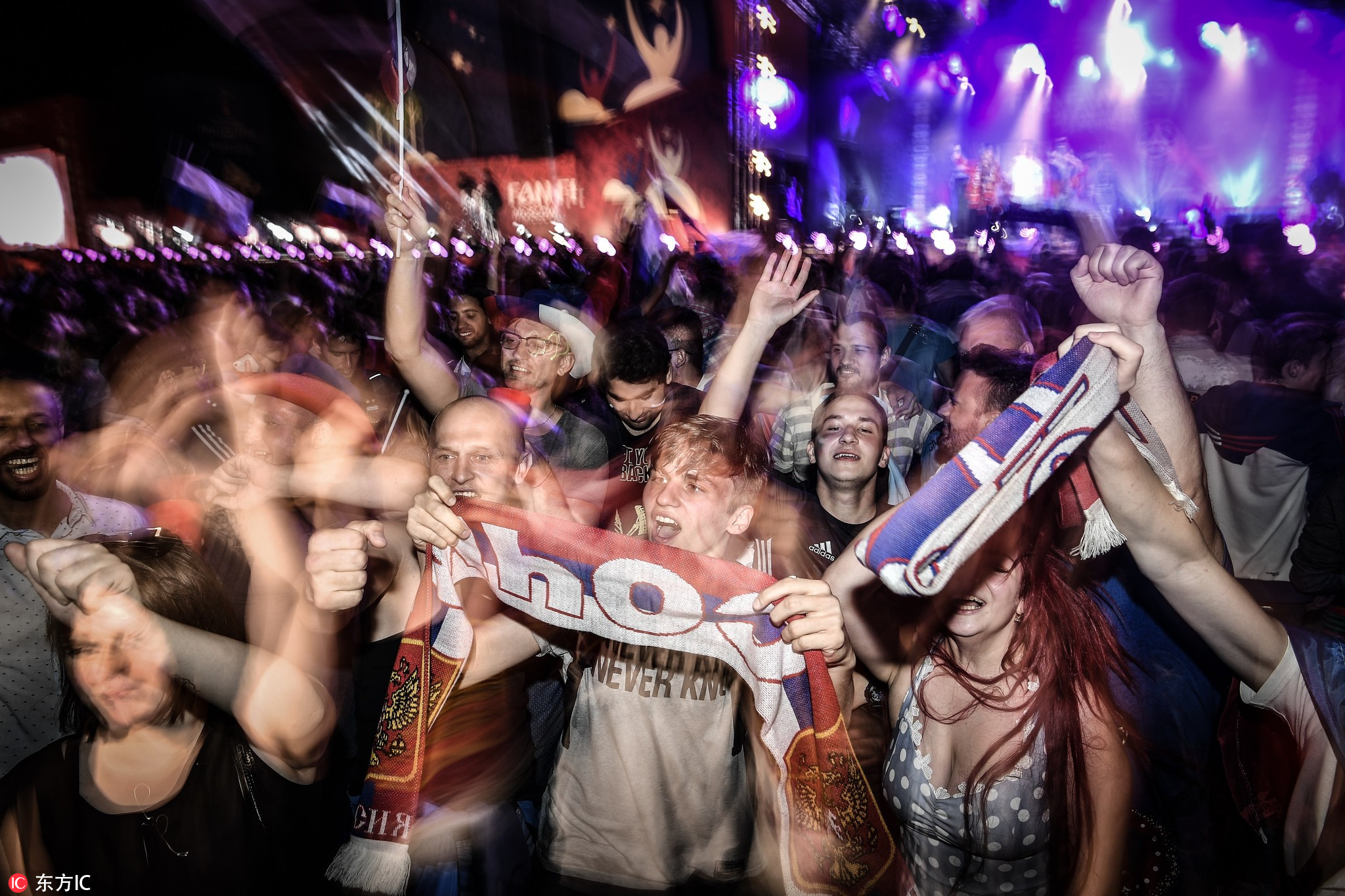 燃情奋战十余天,晒得比内马尔还黑,但他们的照片美炸了