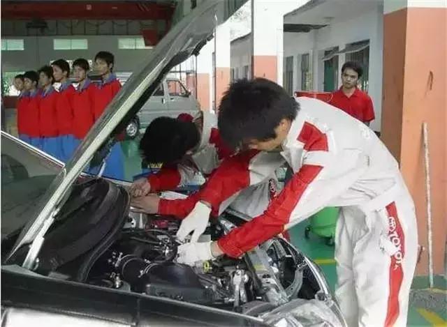 4s店销售一台车销售员挣多少钱,宝马4s销售一般每月挣多少钱