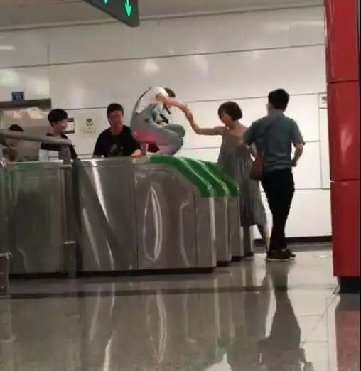 被地铁拉入黑名单无法乘坐,被地铁列入黑名单怎么办