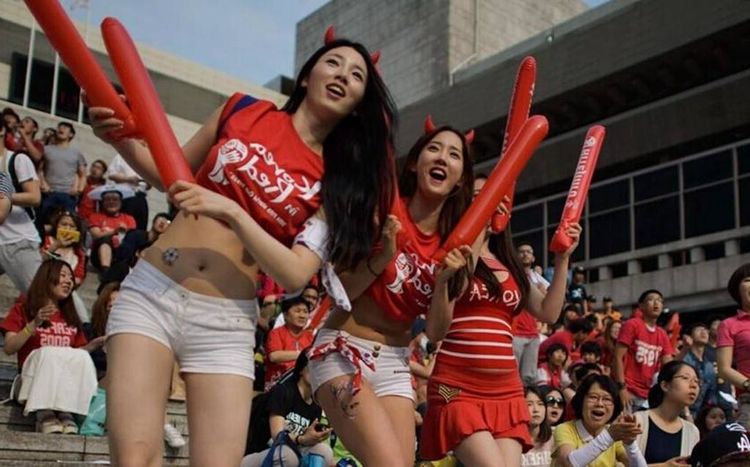 世界杯韩国女球迷对镜头微笑,世界杯韩国女球迷惊艳时刻