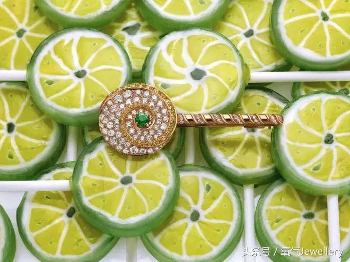 当百万珠宝遇上平民T恤牛仔裤