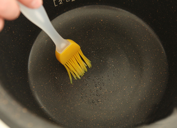 电饭煲蛋糕零失败的家常做法教程,电饭煲蛋糕的家常做法教程