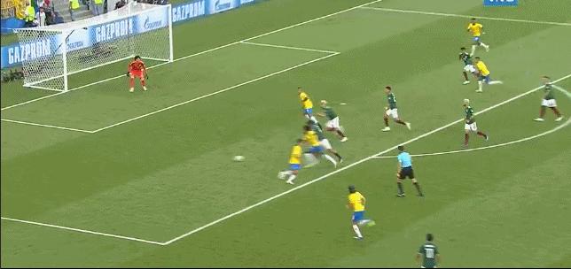 世界杯再现争议，墨西哥球员恶意踩踏内马尔逃红牌！