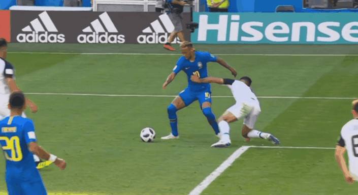 内马尔脚踝90度扭曲裁判判罚,内马尔在球场被踢