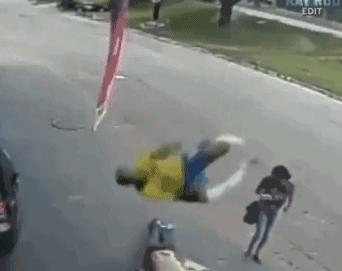 内马尔玩花式足球被揍,内马尔花式足球被揍