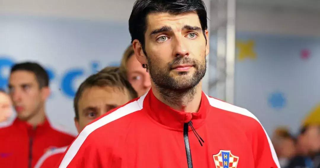 看球看得心脏疼,到底是看球呢还是看帅哥