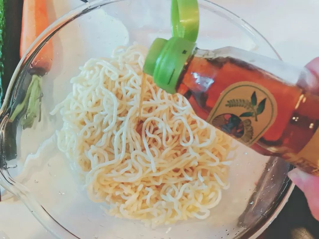 D184：炎炎夏日里的你需要的是这样一顿晚餐~鸡丝凉面